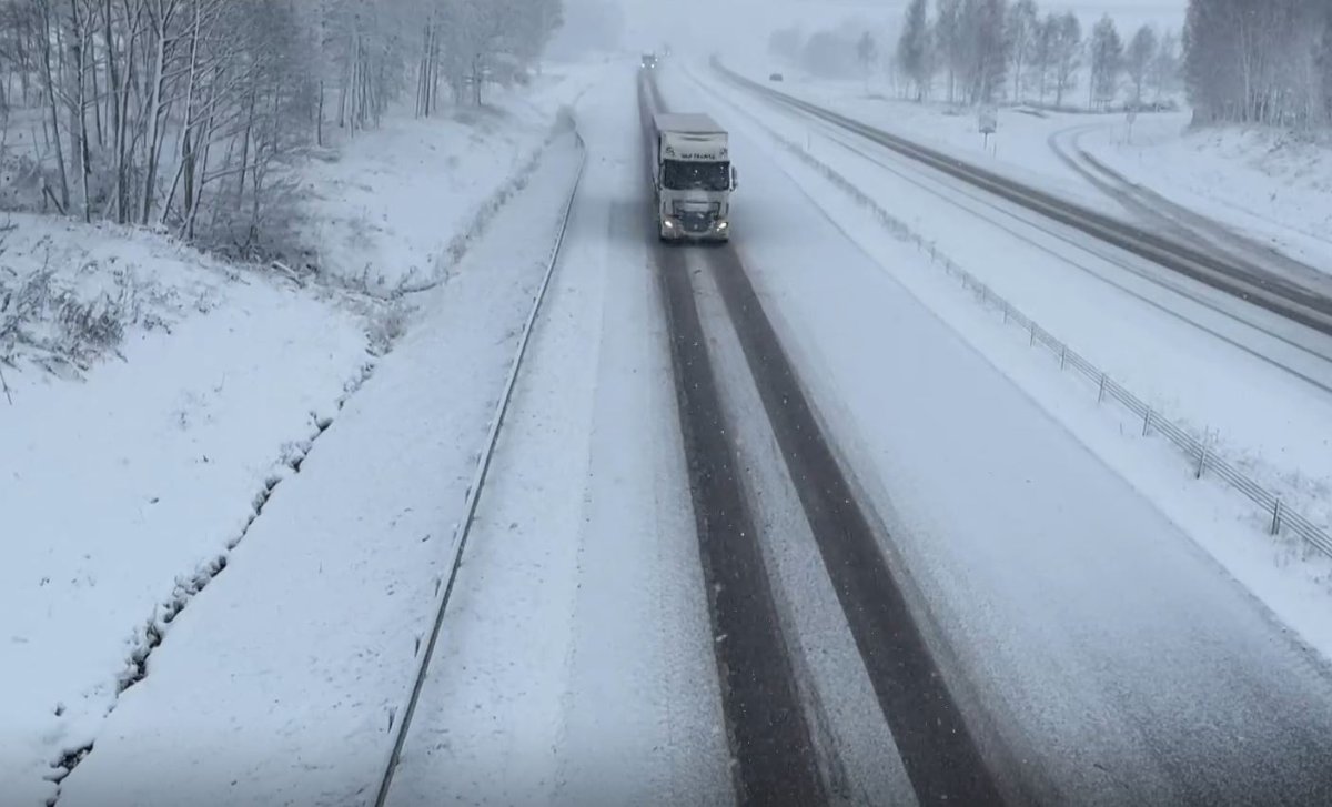 İsveç te trafik, yoğun kar yağışına teslim oldu #5