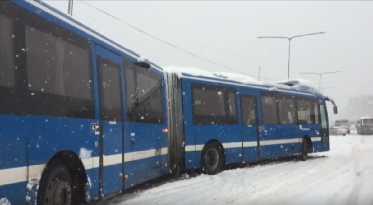 İsveç te trafik, yoğun kar yağışına teslim oldu #2