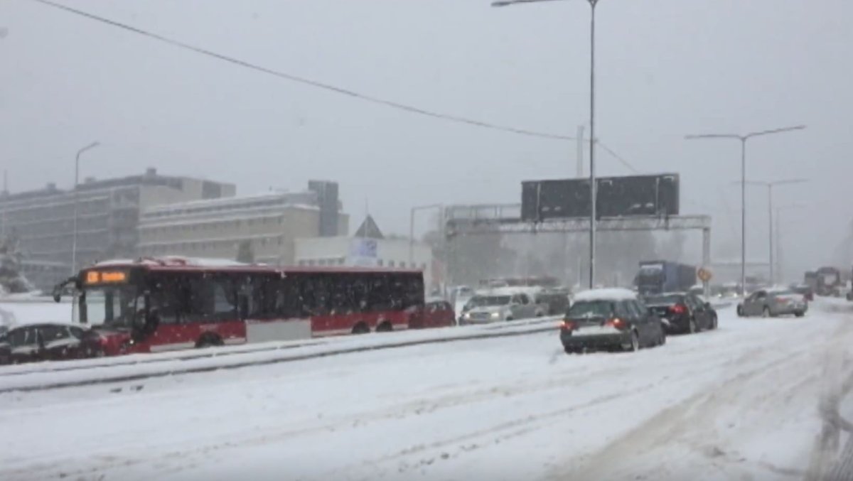 İsveç te trafik, yoğun kar yağışına teslim oldu #1