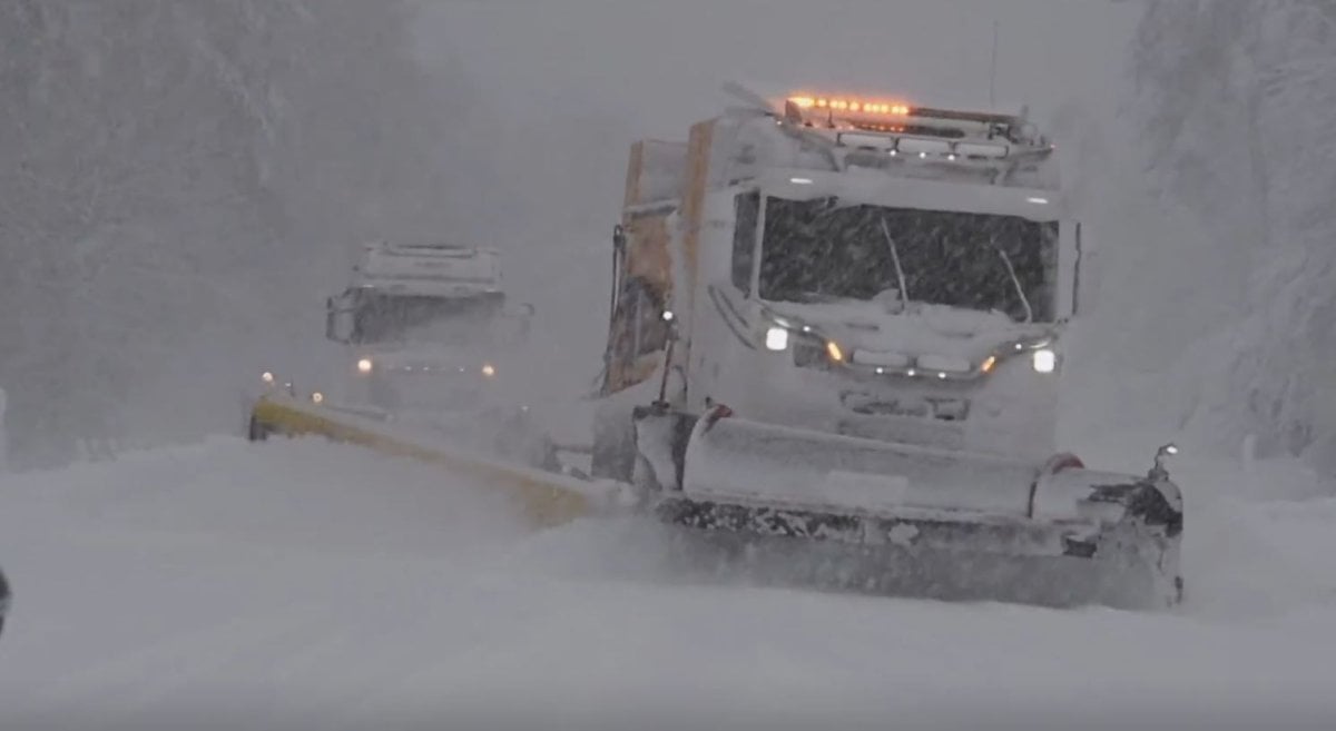 İsveç te trafik, yoğun kar yağışına teslim oldu #3