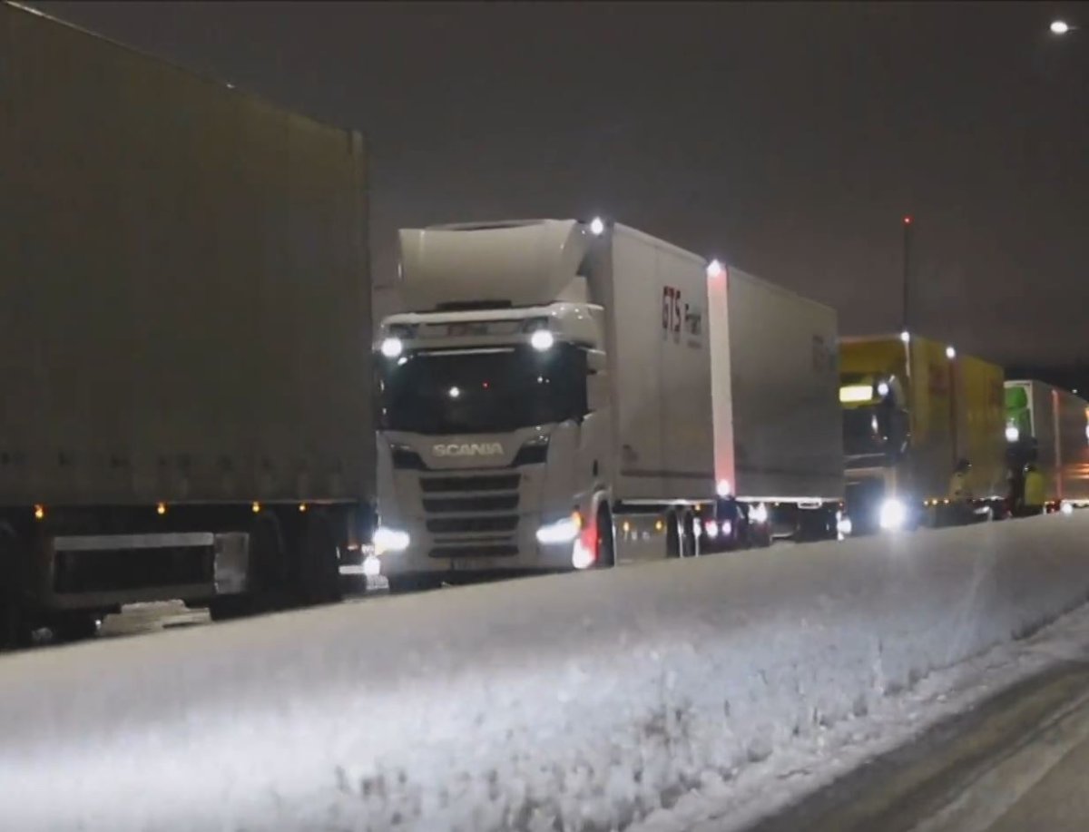 İsveç te trafik, yoğun kar yağışına teslim oldu #6