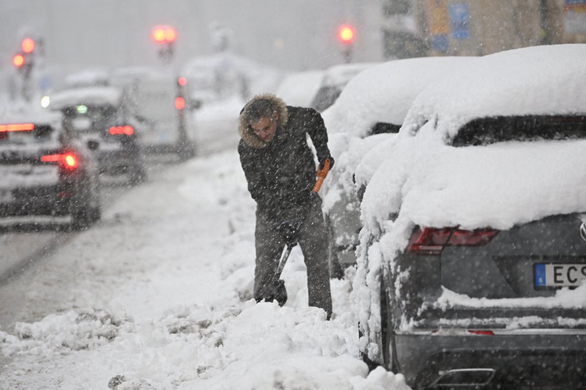 İsveç te trafik, yoğun kar yağışına teslim oldu #7