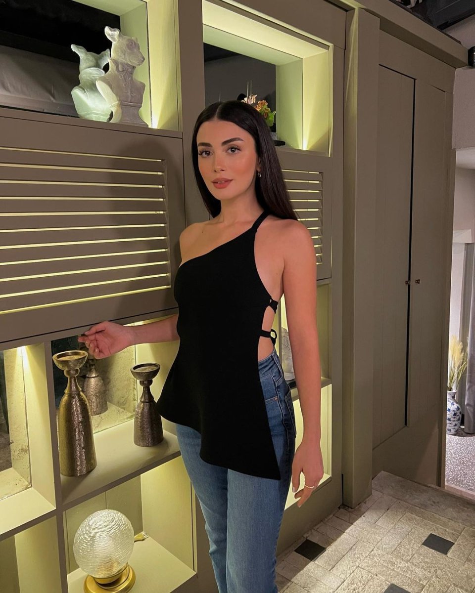 Baba nın Büşra sı Özge Yağız siyahlar içinde cesurlaştı, fiziği göz kamaştırdı!  Ah Saruhanlı ah  #2