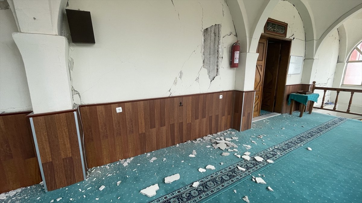 Düzce de Fatih Camii nde hasar oluştu #19