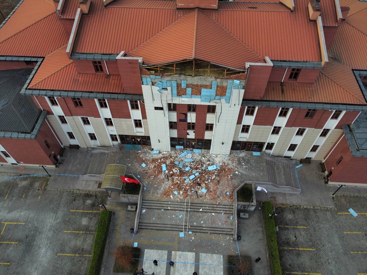 Depremde Düzce Adliyesi hasar gördü #1