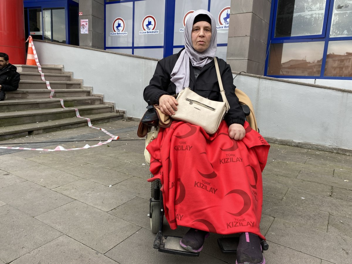 Düzce de engelli kadın depremden kendini son anda kurtardı #3