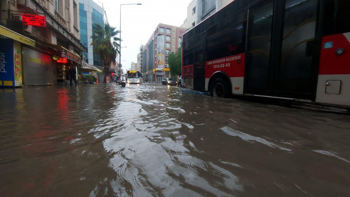 İzmir de sağanak yağış etkili oldu #1