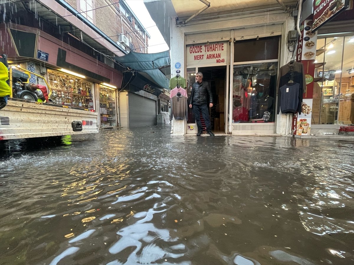 İzmir de sağanak yağış etkili oldu #3