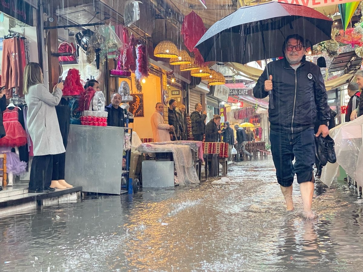 İzmir de sağanak yağış etkili oldu #6