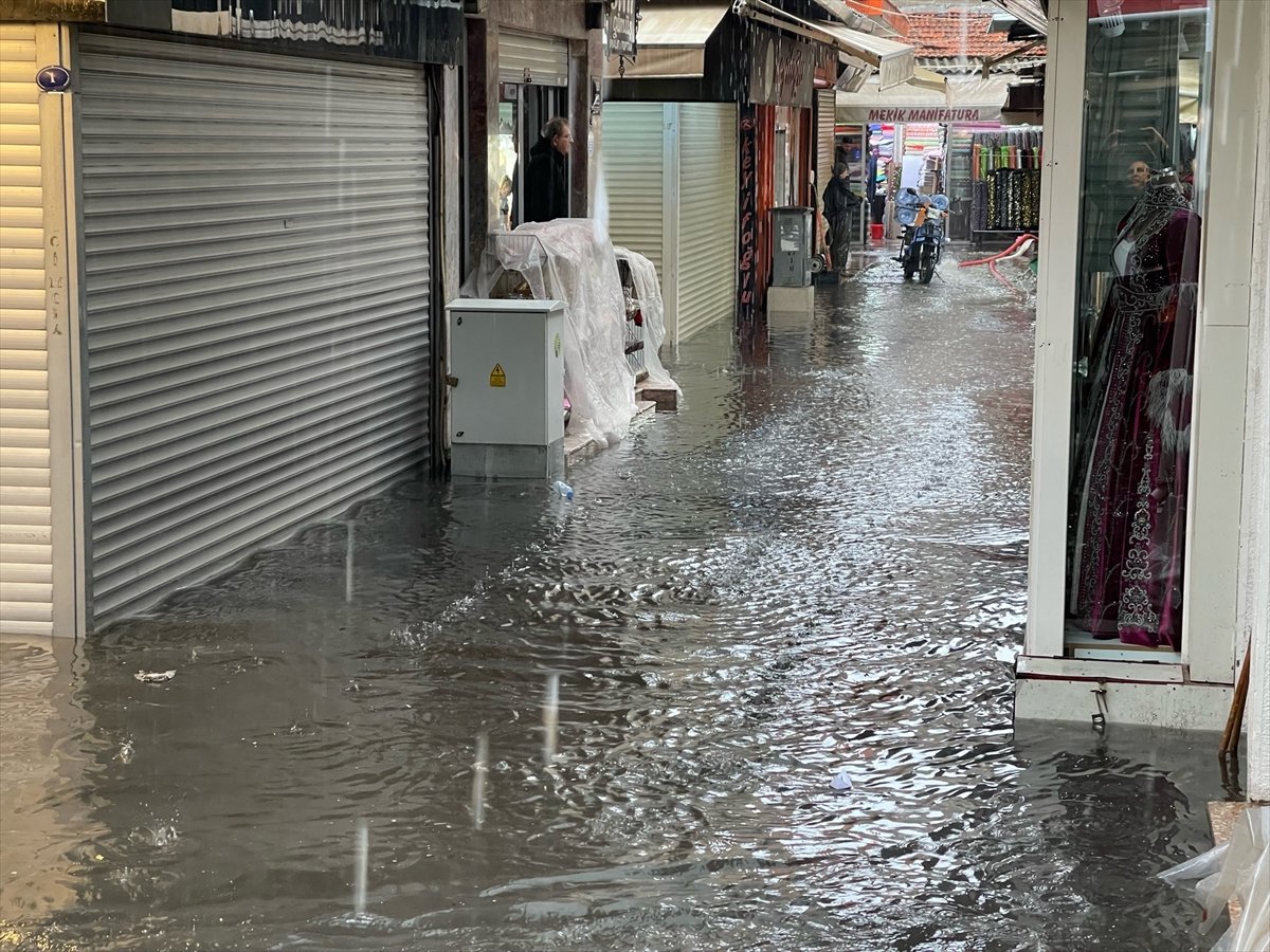İzmir de sağanak yağış etkili oldu #7