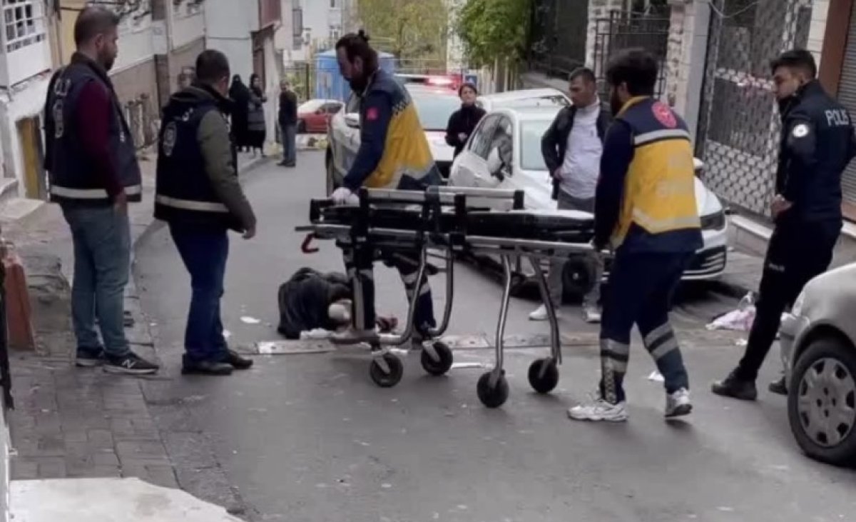 Fatih te sopa ve bıçaklı saldırı sonucu 4 kişi yaralandı #1