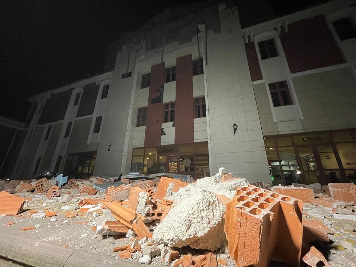 Düzce de depremin ardından meydana gelen hasar görüntülendi #1