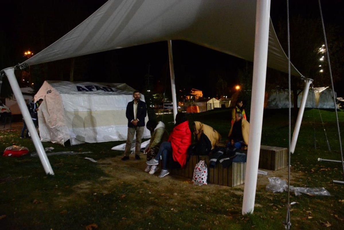 Düzceli depremzedeler çadırlardaki bekleyişlerini sürdürüyor #4
