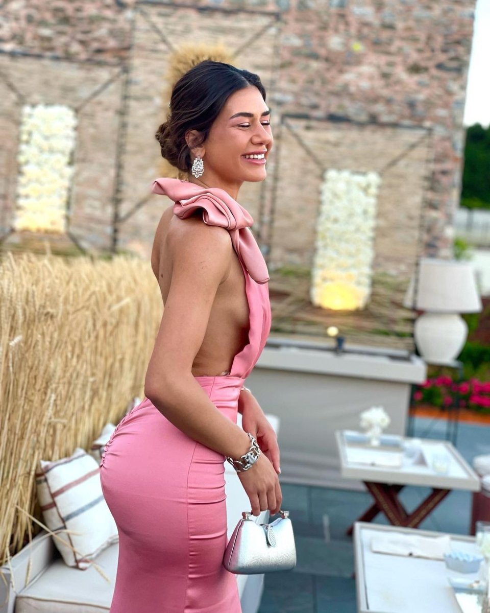 Sosyal medya fenomeni Sibil Çetinkaya iddialı kıyafetiyle olay yarattı! Fiziğiyle herkesi büyüledi #3