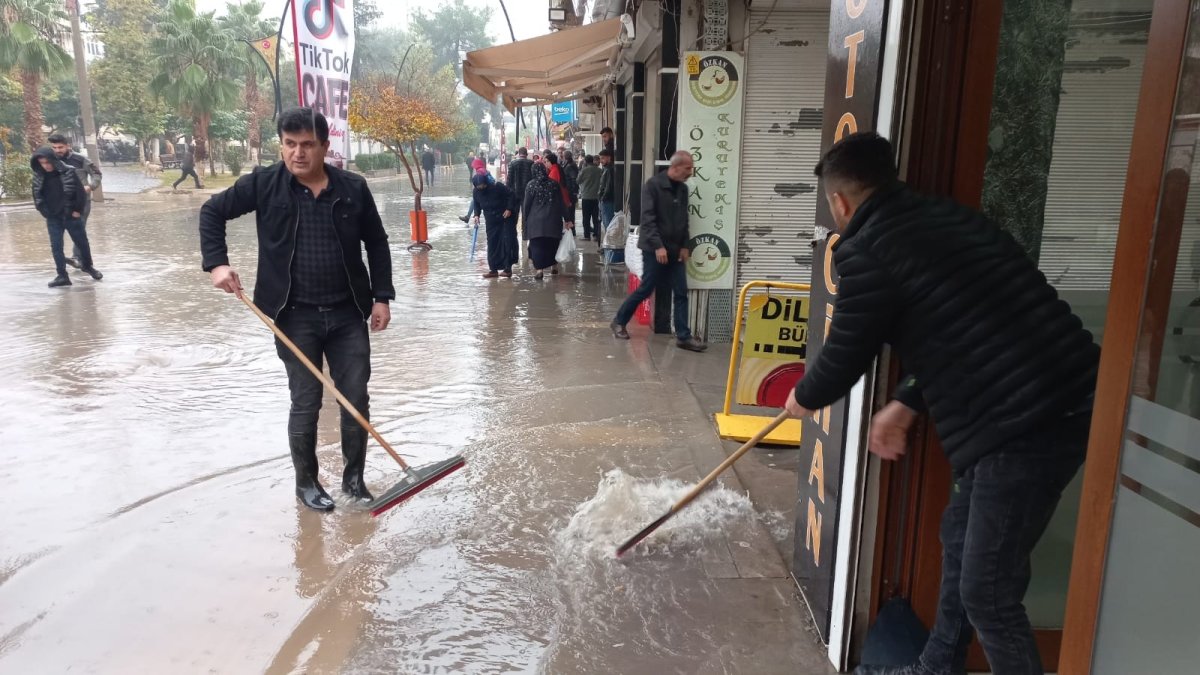 Mardin de yağış su baskını getirdi: Esnaf balık tuttu #4