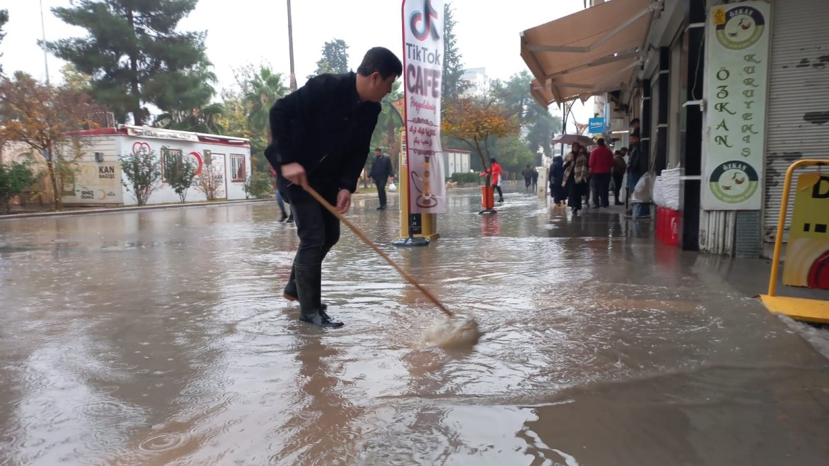 Mardin de yağış su baskını getirdi: Esnaf balık tuttu #2