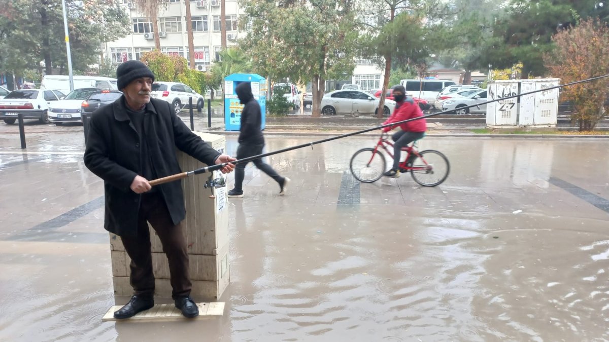 Mardin de yağış su baskını getirdi: Esnaf balık tuttu #1