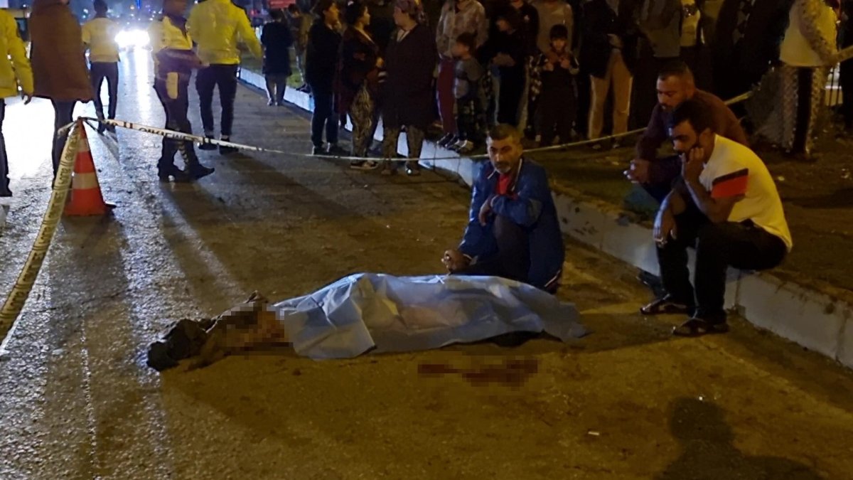 Adana da trafik kazasında ölen ağabeyinin elini bırakmadı #1
