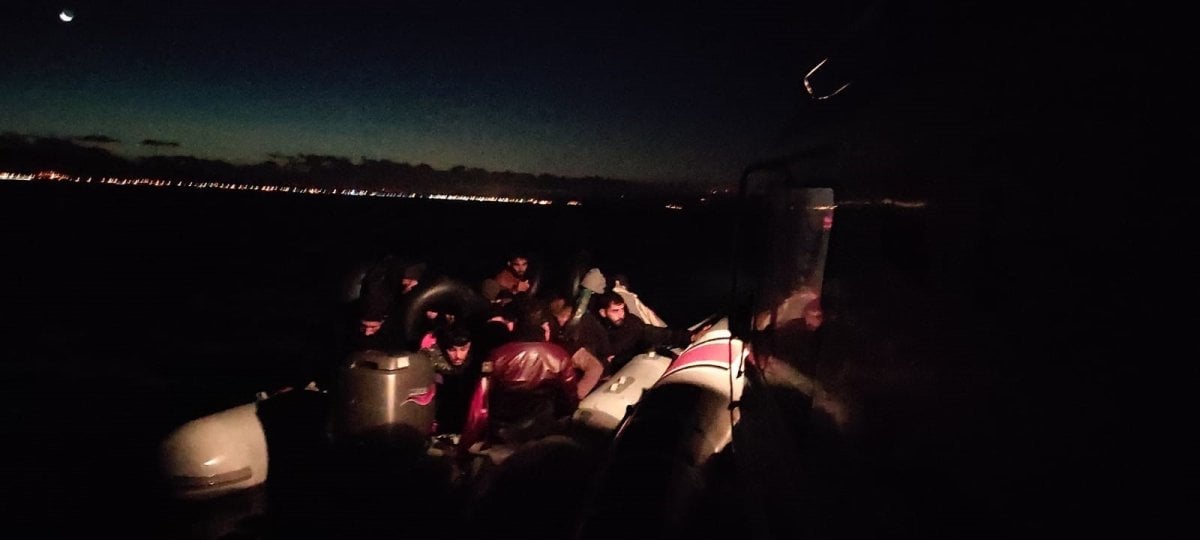 Ayvalık açıklarında 16 düzensiz göçmen yakalandı #1