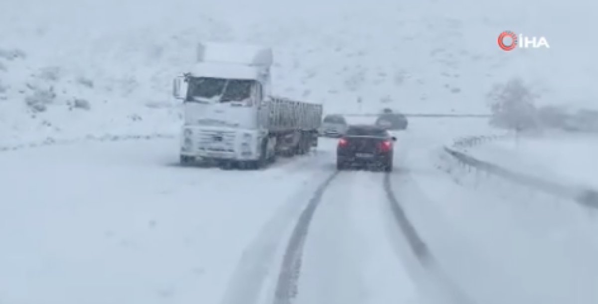 Bitlis te kar bastırdı: Araçlar yolda kaldı #1
