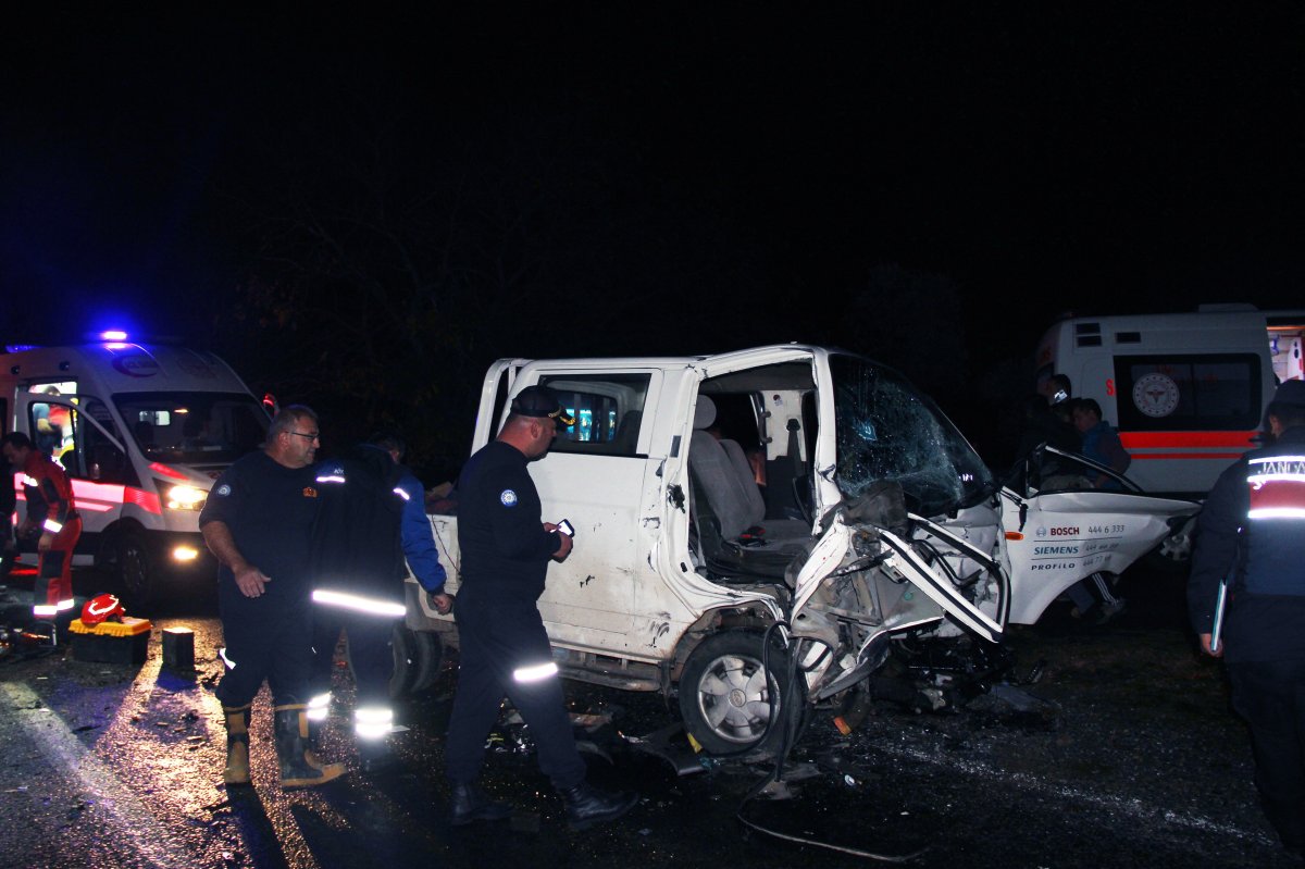 Muğla da yolcu minibüsüyle kamyonet çarpıştı: 22 yaralı #7
