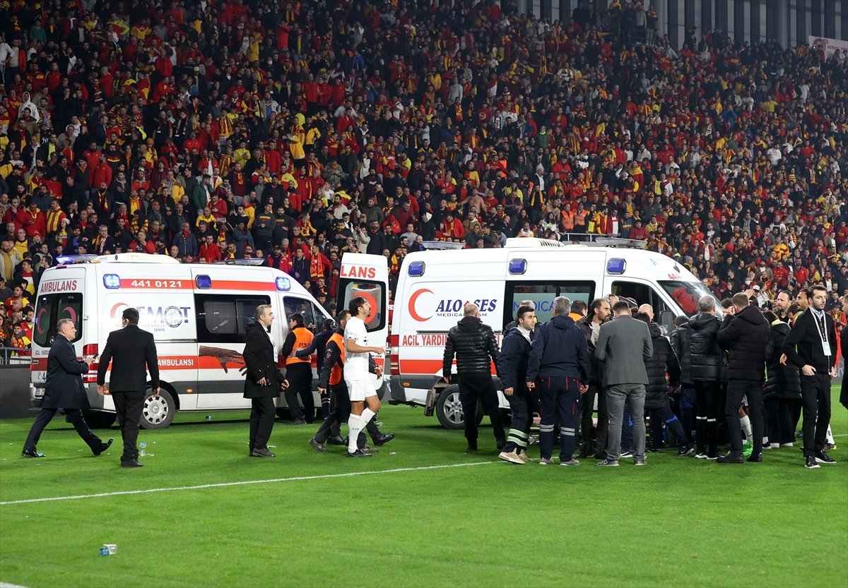 Göztepe - Altay maçında tribünden fişek atıldı #6