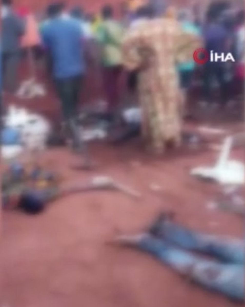 Kamerun da cenazeye katılanlar toprak altında kaldı: 11 ölü #1