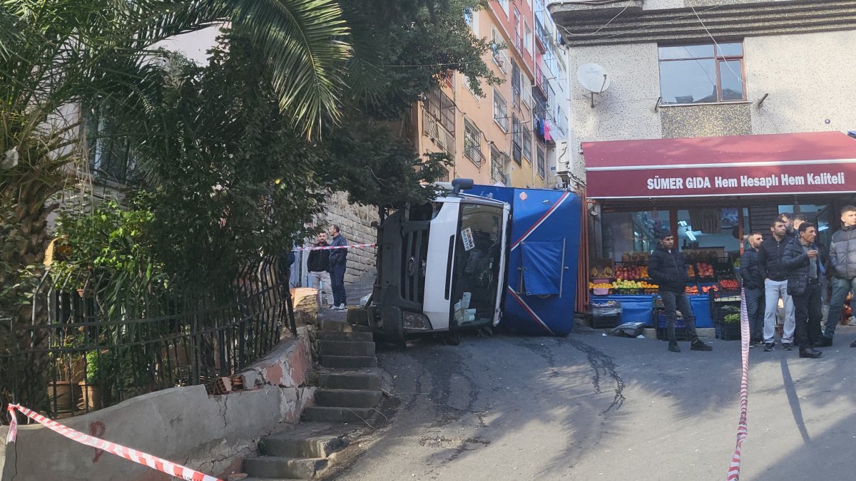 Beyoğlu nda freni boşalan kamyon dehşet saçtı #4