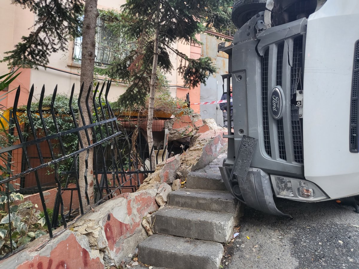 Beyoğlu nda freni boşalan kamyon dehşet saçtı #2