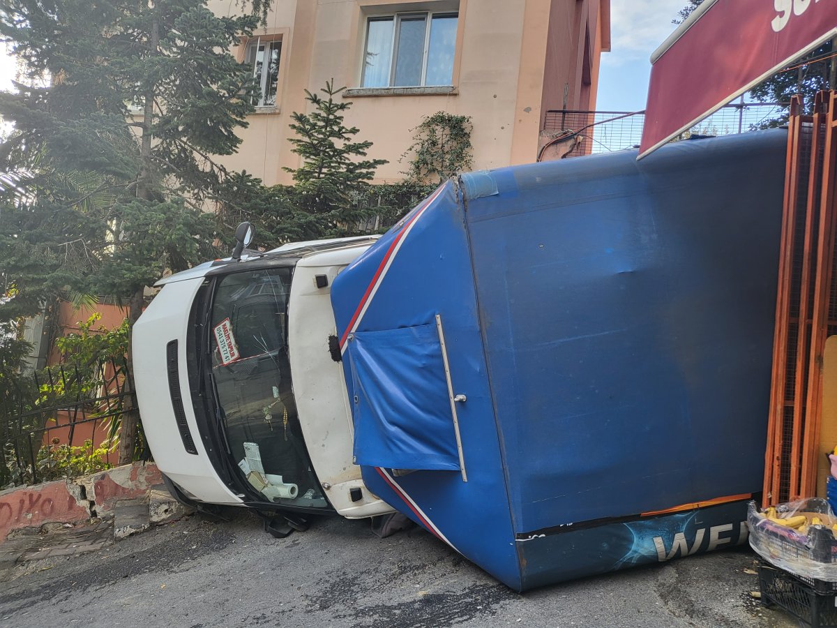 Beyoğlu nda freni boşalan kamyon dehşet saçtı #1