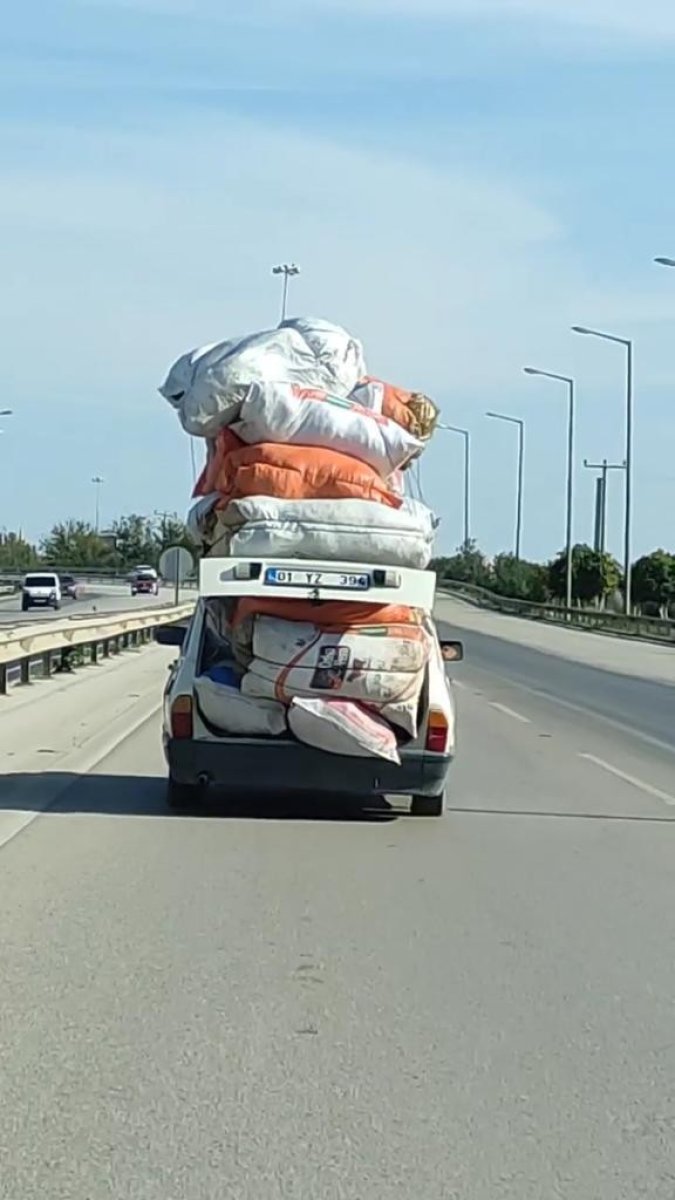 Adana da taşıdığı yükle kamyonetlere kafa tutan otomobil görenleri şaşırttı #1