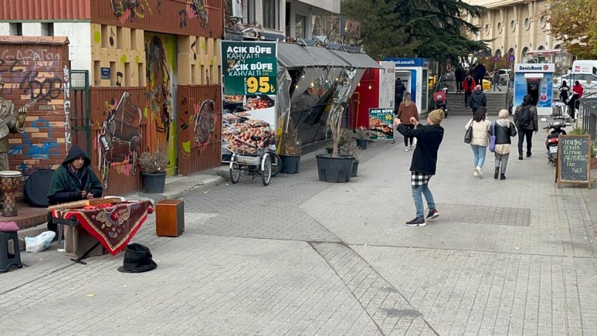 Eskişehir de bir genç müzik ritmine göre graffitiyi yumrukladı #1