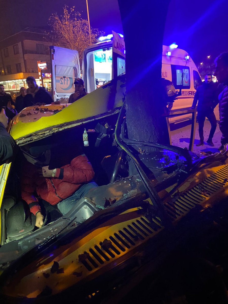 Bursa da ağaca çarpan otomobil ikiye bölündü: 2 yaralı #1