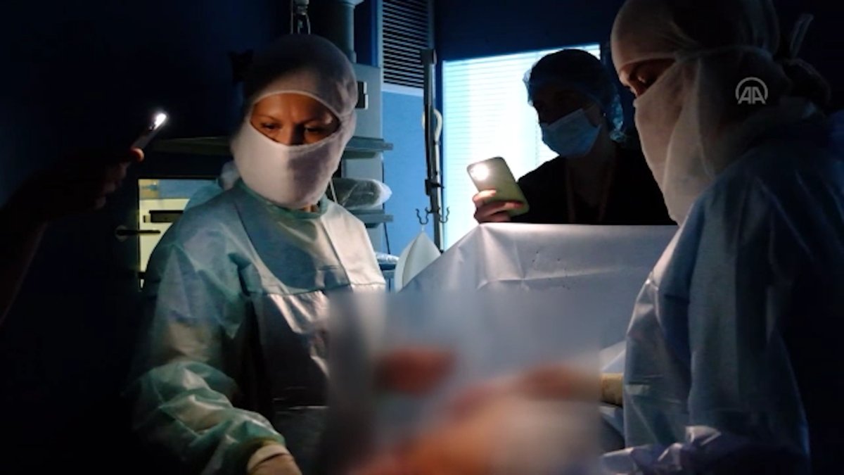 Ukrayna da doktorlar telefon ışıklarıyla ameliyat yapıyor #2