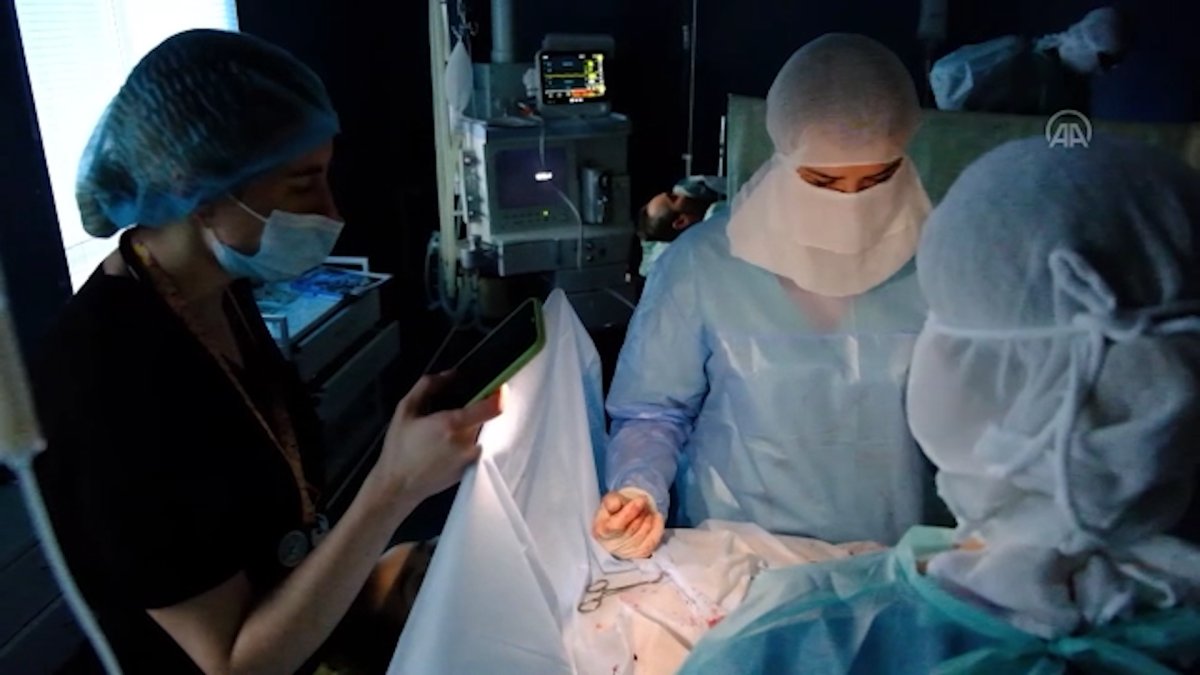 Ukrayna da doktorlar telefon ışıklarıyla ameliyat yapıyor #3