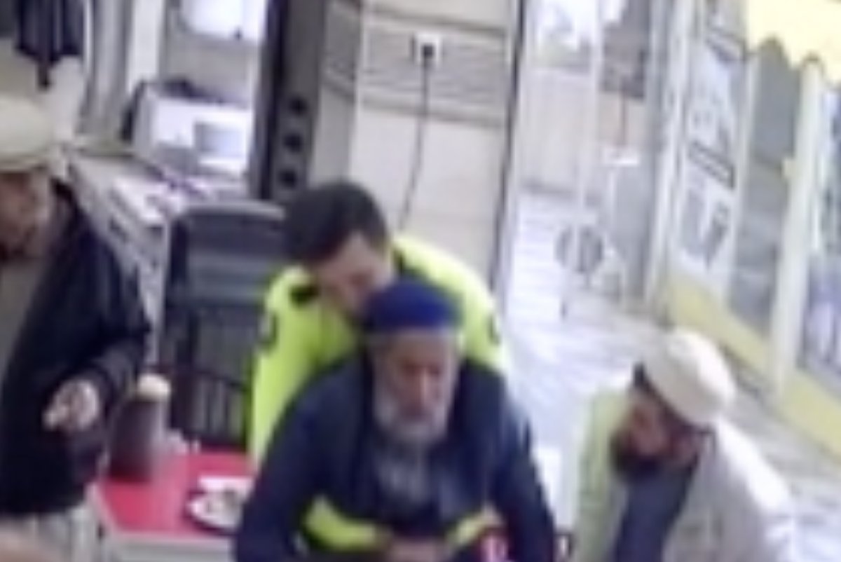 Çorum da polis yaşlı adamı Heimlich manevrası ile kurtardı #2