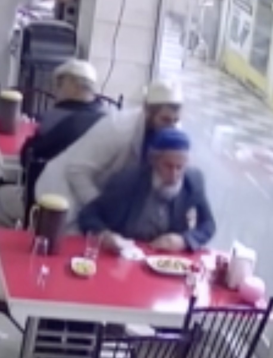 Çorum da polis yaşlı adamı Heimlich manevrası ile kurtardı #3