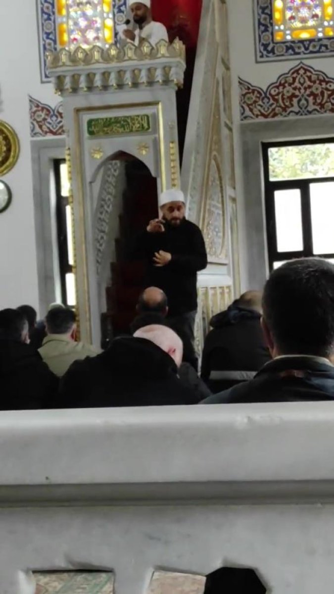 Duyma engelli vatandaşa hutbeyi işaret dili ile aktaran imam #2