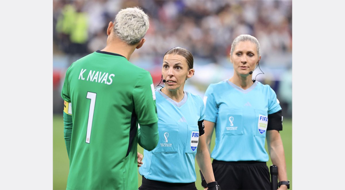 Dünya Kupası nda ilk kez bir maçı kadın hakem yönetti #2