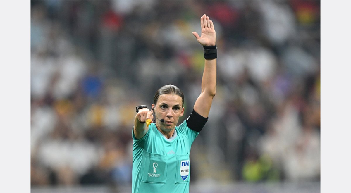 Dünya Kupası nda ilk kez bir maçı kadın hakem yönetti #3