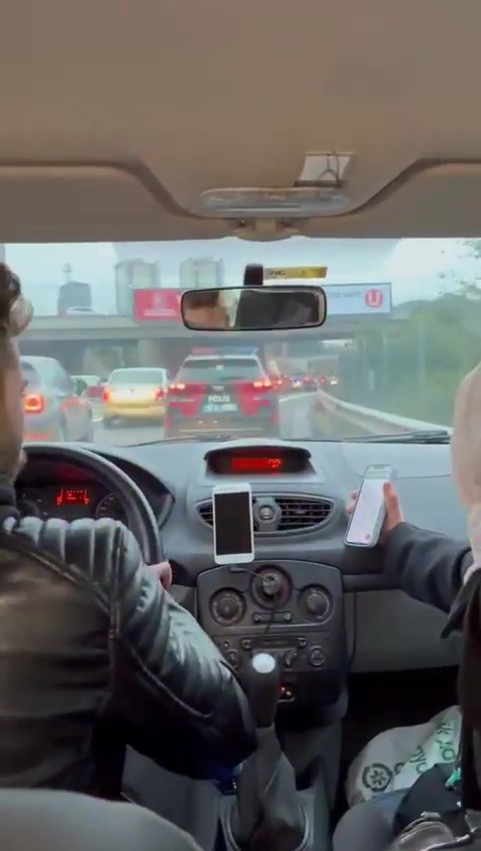 İstanbul da polis doğum yapmak üzere olan köpek için seferber oldu #2