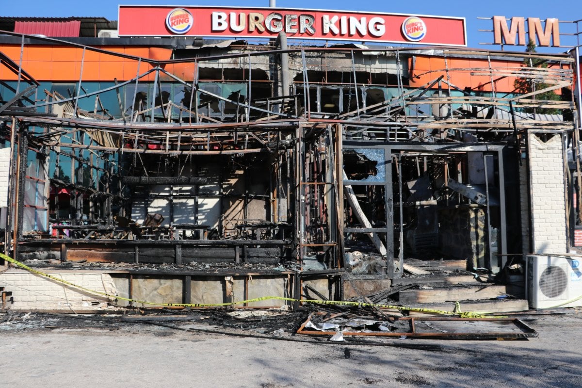 Adana da meşale şov yapılan meyhane yandı #4