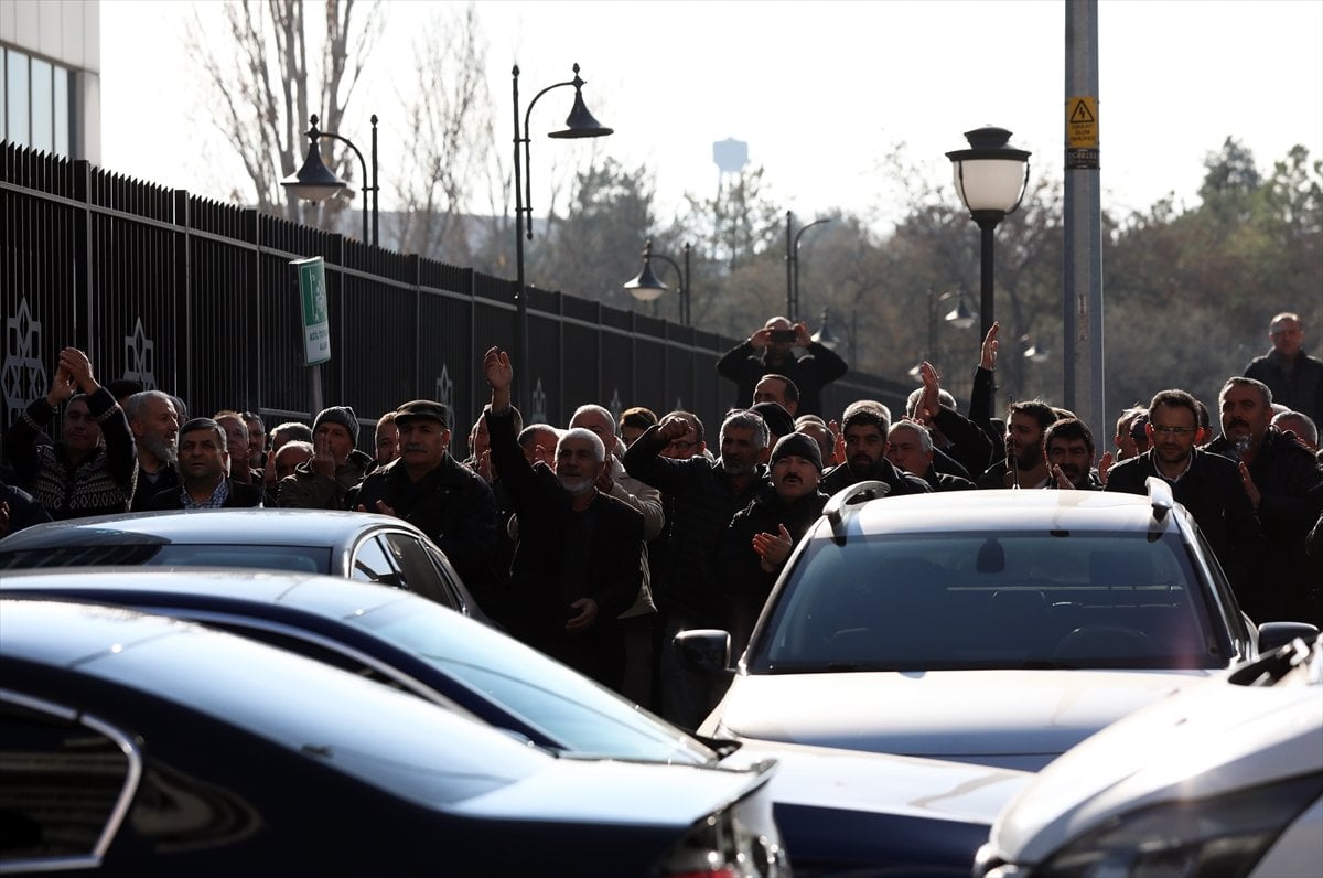 Ankara da bazı özel halk otobüsü şoförleri CHP nin önünde toplandı #2