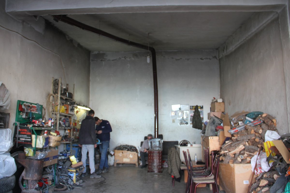 Elazığ da kumruların yuvası için sobayı yakmıyor #5