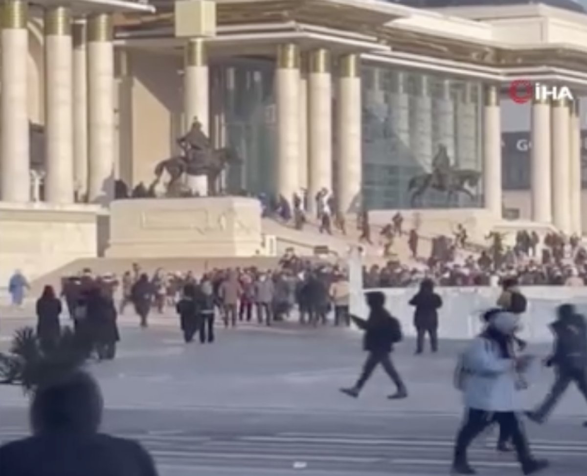 Moğolistan da yolsuzluk protestoları başkenti karıştırdı #2