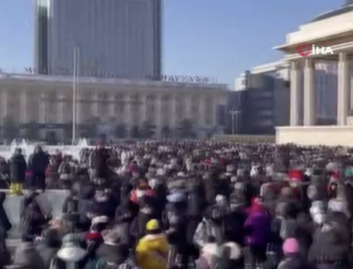 Moğolistan da yolsuzluk protestoları başkenti karıştırdı #1