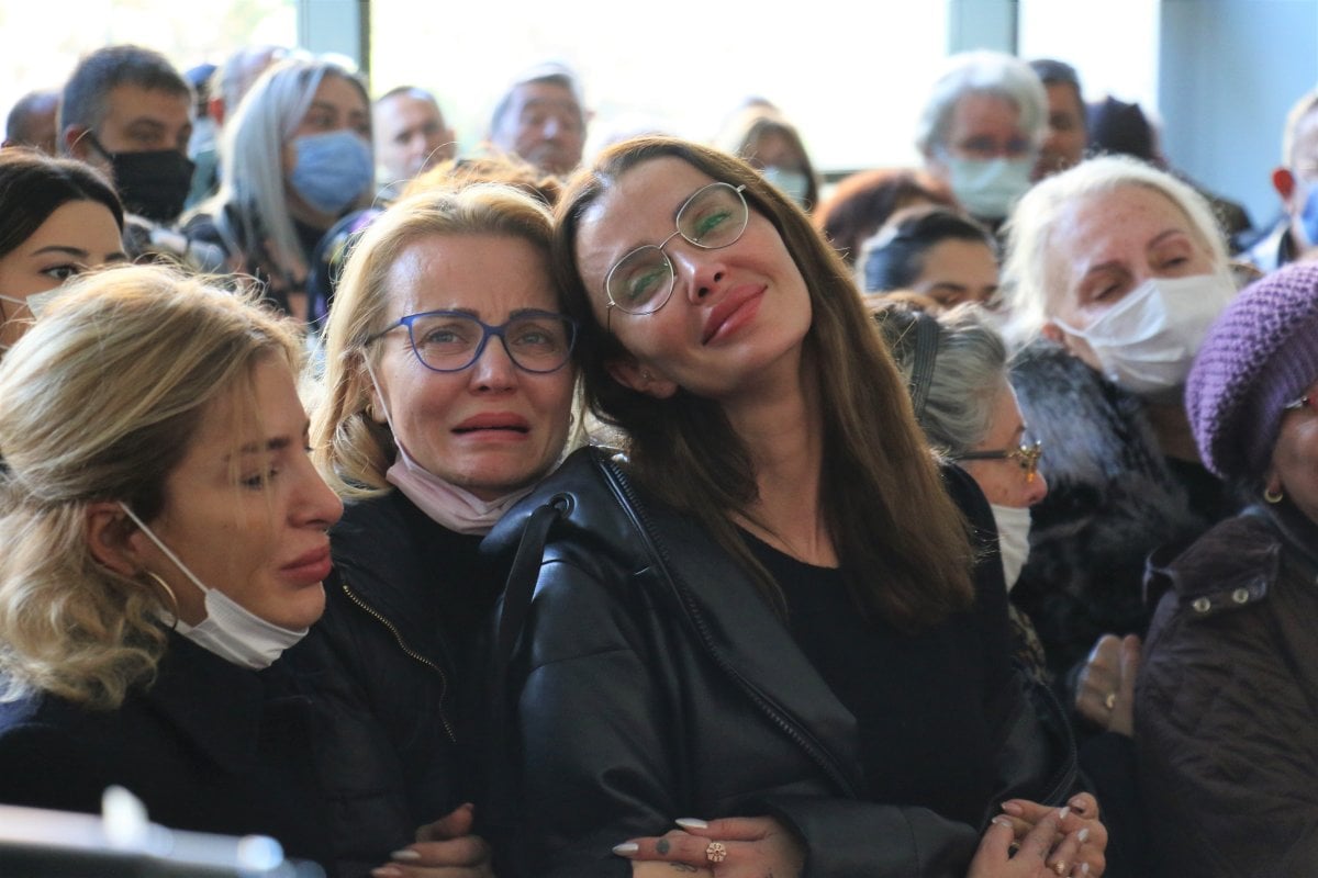 Özge Ulusoy’un babası için Ankara’da cenaze töreni düzenlendi #3