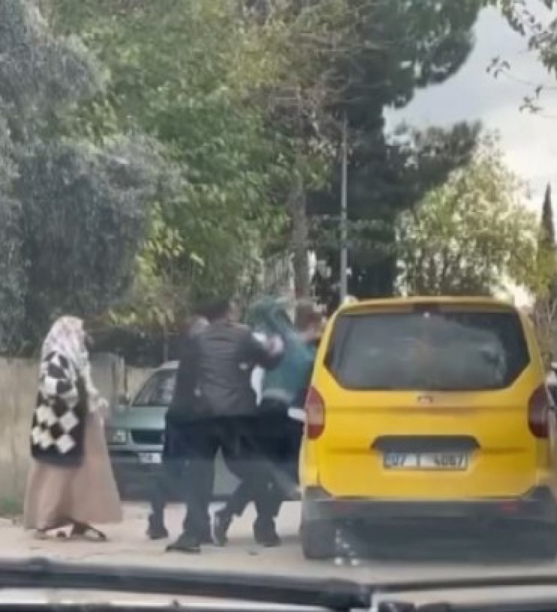 Antalya Aksu da ticari taksi sürücüsü, tartıştığı bir kişi tarafından darbedildi #1