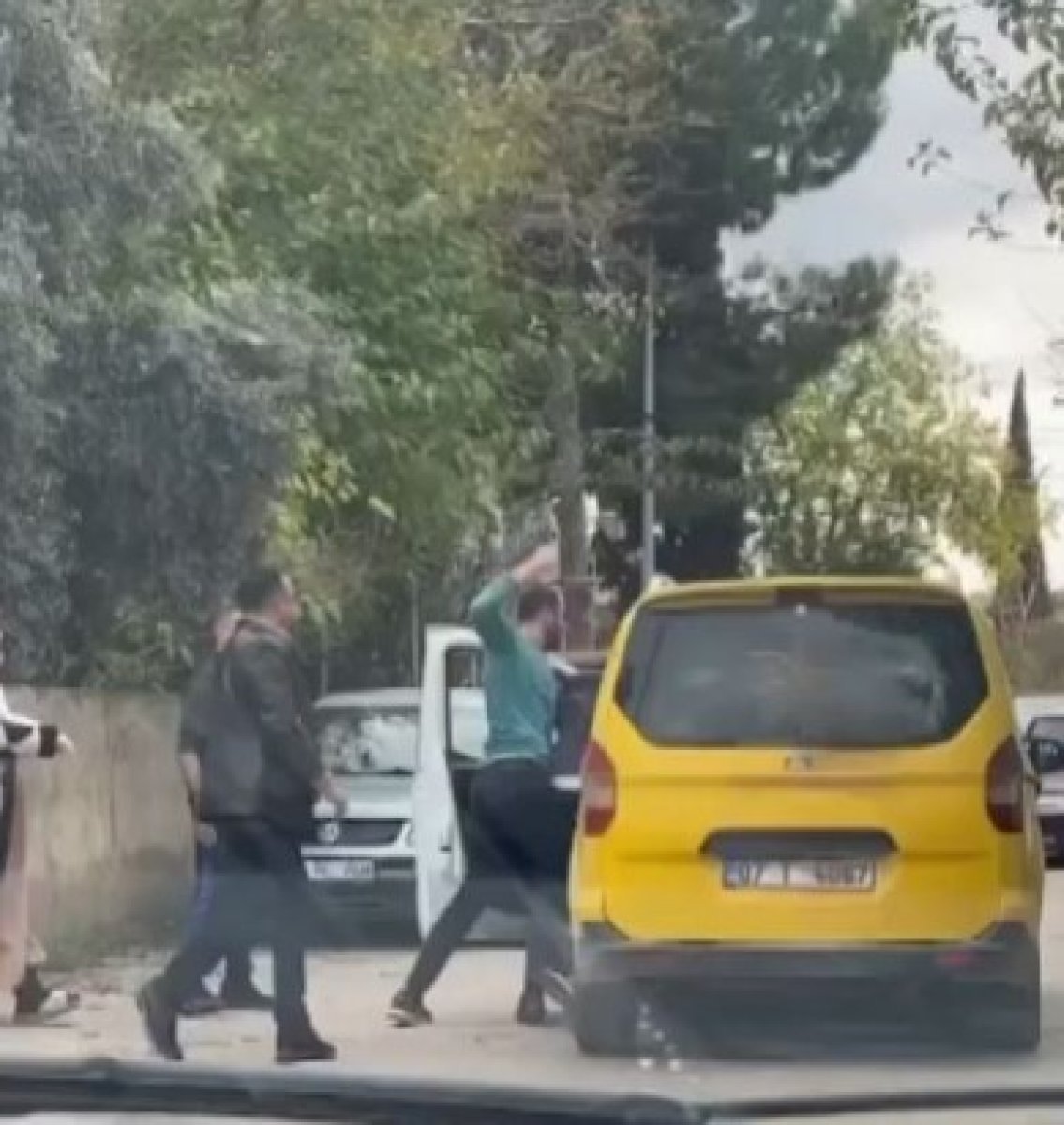 Antalya Aksu da ticari taksi sürücüsü, tartıştığı bir kişi tarafından darbedildi #3