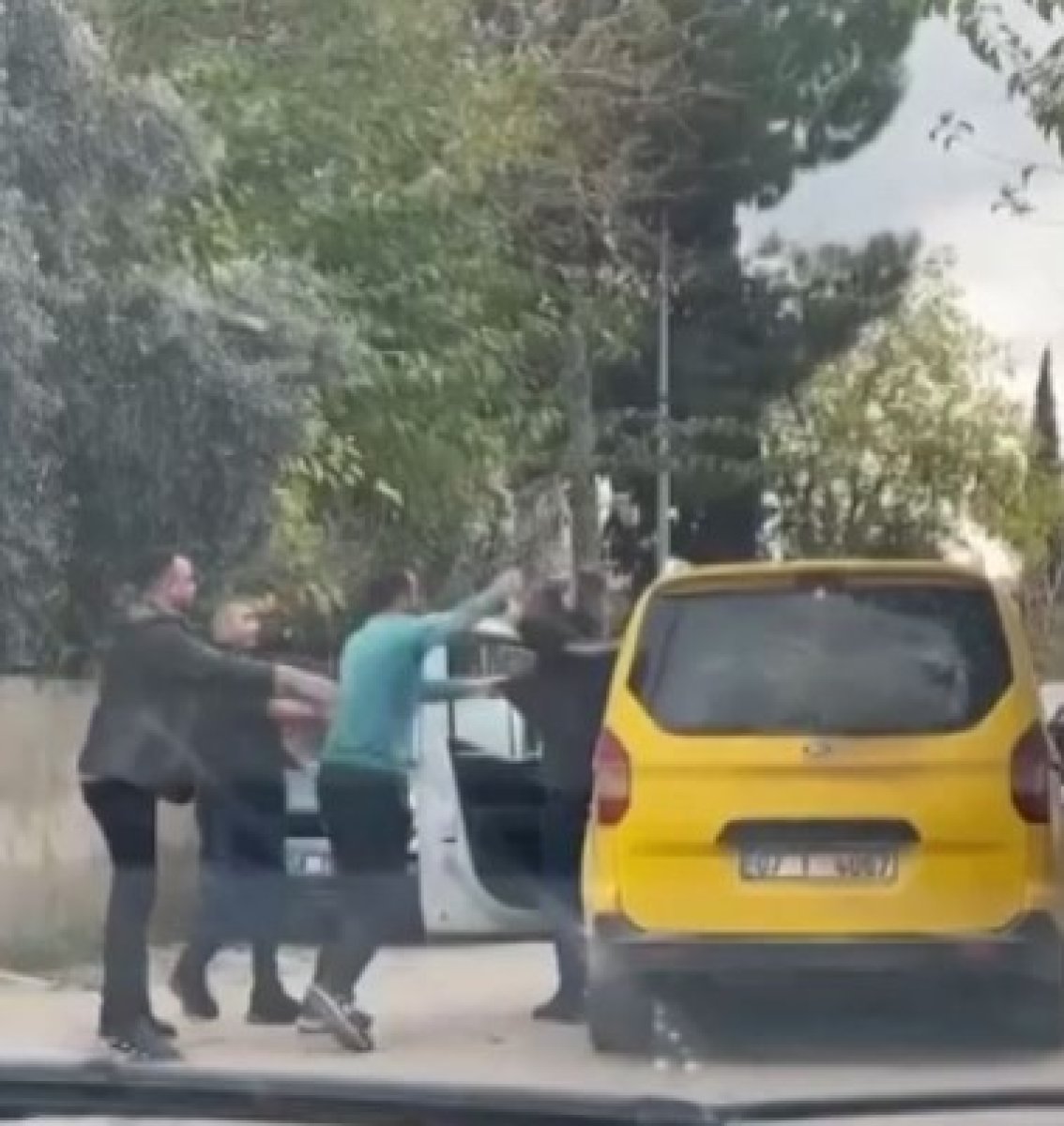 Antalya Aksu da ticari taksi sürücüsü, tartıştığı bir kişi tarafından darbedildi #2